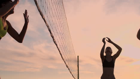 Una-Chica-Atlética-Jugando-Voleibol-De-Playa-Salta-En-El-Aire-Y-Golpea-La-Pelota-Sobre-La-Red-En-Una-Hermosa-Tarde-De-Verano.-La-Mujer-Caucásica-Gana-Un-Punto.